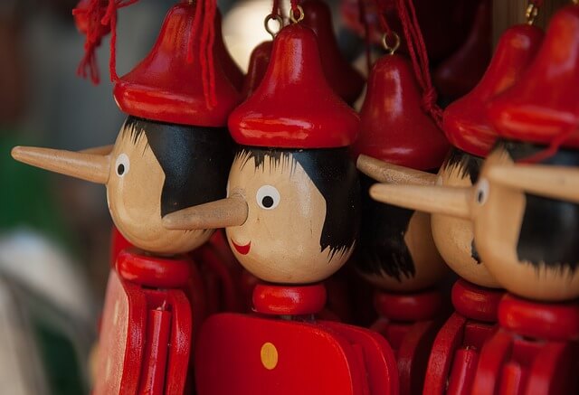 붉은 색 옷과 모자를 쓴 피노키오 인형들