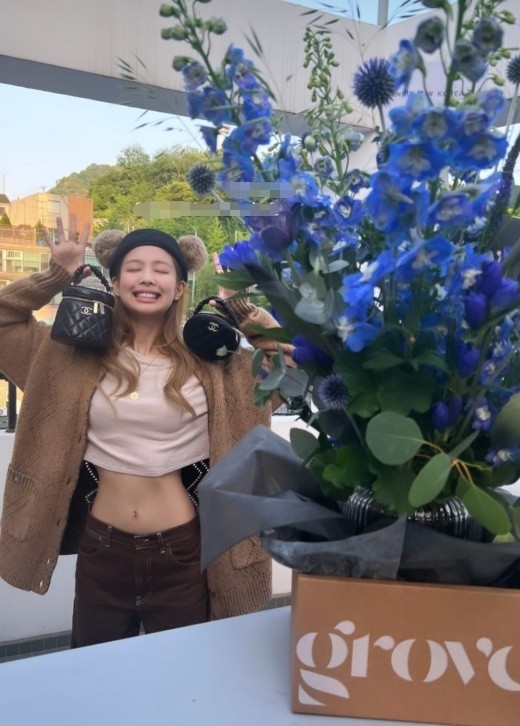  제니, 포토샵이 아니라고? 허리가 너무 한 줌이야! [사진]