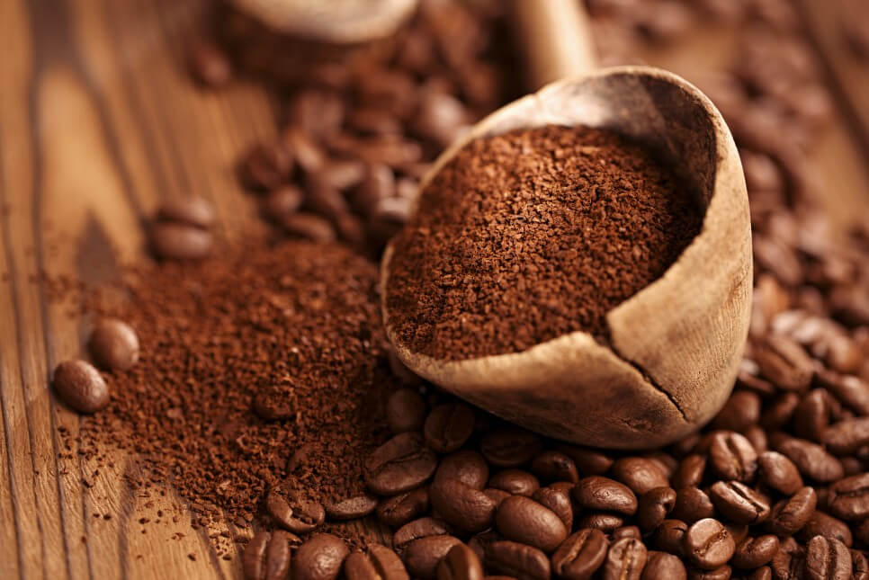 커피가루는 은은한 향기를 내뿜고 습기도 흡수합니다.