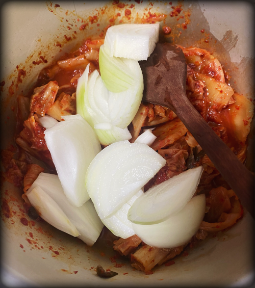 양파 넣어 볶기