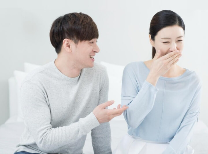 말하는-남성과-구취로-손으로-코를-막는-여성
