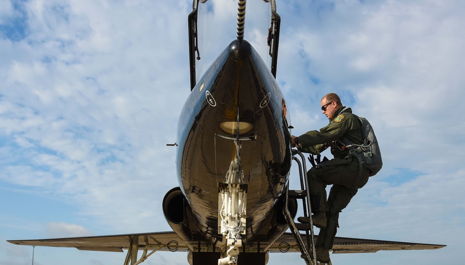 F-22 Raptor를 대상으로 전투 임무를 수행하기 전 T-38에 탑승하고 있는 조종사
