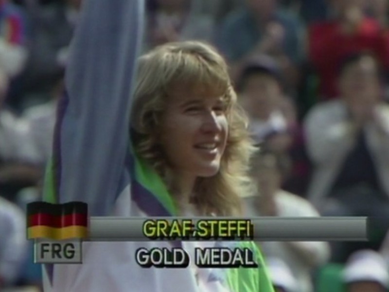 1988 서울올림픽에서 금메달을 획득하고
오른손을 올리고 있다