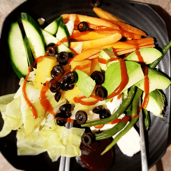 아보카도와-야채로된-식사