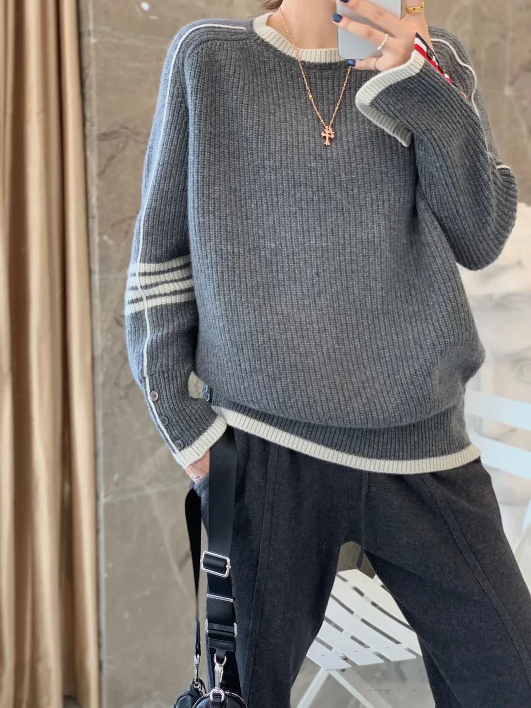  [THOM BROWNE] 톰브라운 20FW 백 라인 로고 사선 니트 스웨터 (3 COLOR)