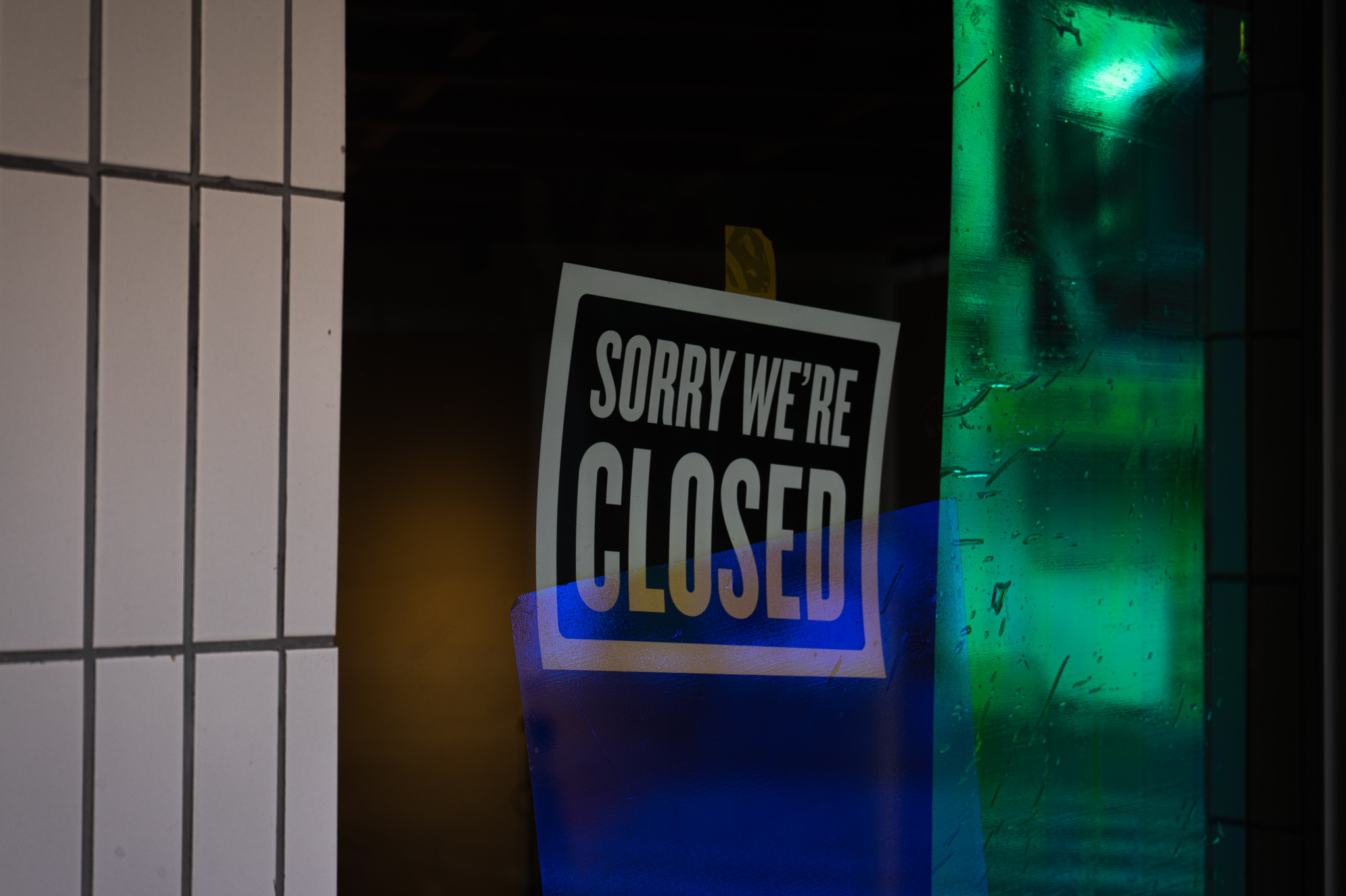 "Sorry We're Closed"라 적혀 있는 팻말