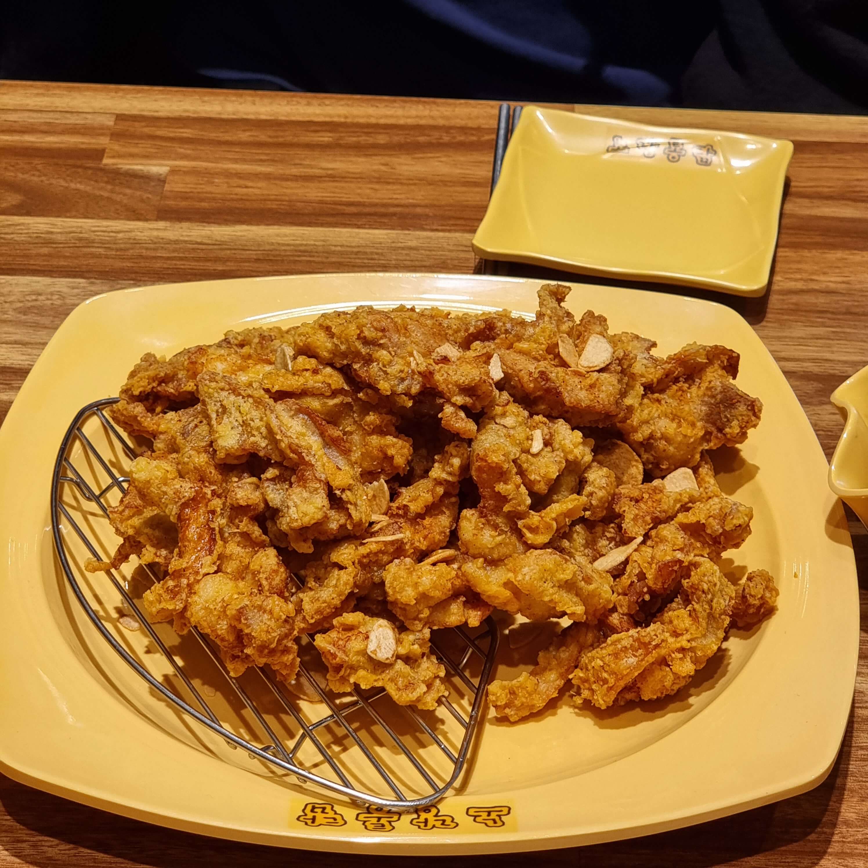 노랑통닭 알싸한 마늘 치킨2