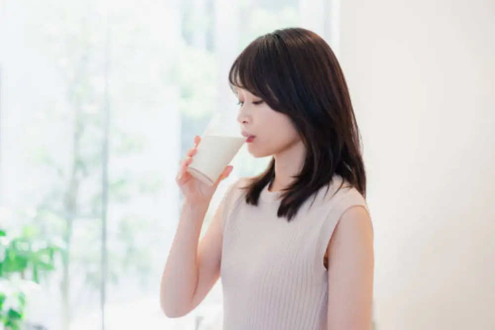 우유한잔 마시는 여자