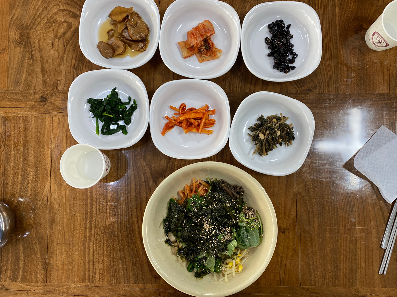 6가지 밑반찬과 야채비빔밥
