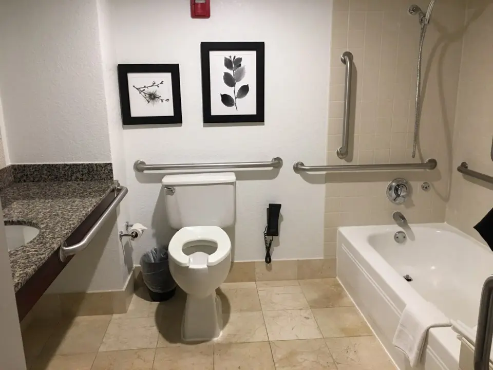 Country Inn&amp; Suites 화장실