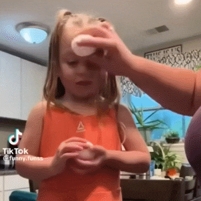 아이 머리에 달걀 깨면?...배꼽잡는 다양한 리액션 VIDEO: Parents crack eggs on toddlers&#39; heads