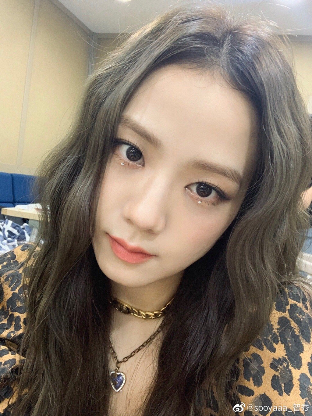  블랙핑크 지수 섹시한 호피무늬 의상 사진 움짤