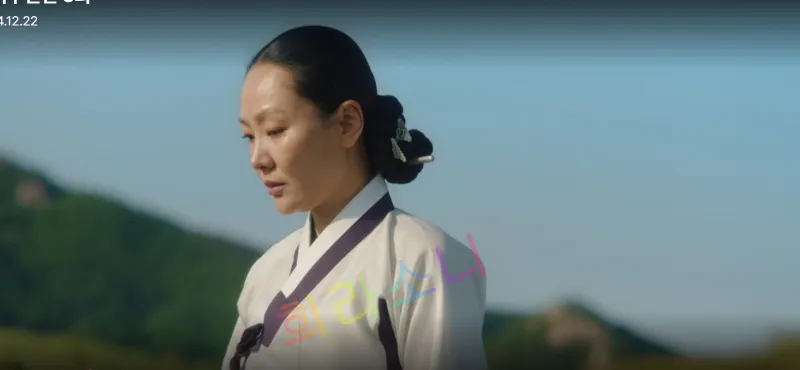 검은 머리를 단정히 올려 묶은 김씨 부인이이 절벽에서 흰색 한복을 입고 고개를 숙이며 뛰어내릴 생각을 하고 있다. 배경에는 초록빛의 산이 펼쳐져 있다. 자막은 없음.