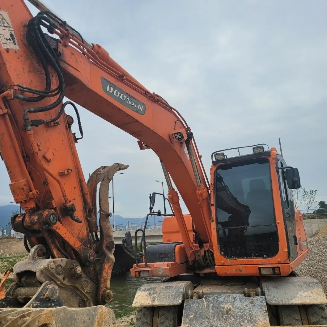  두산 DX140W 2011년식 4900만원 판매합니다.