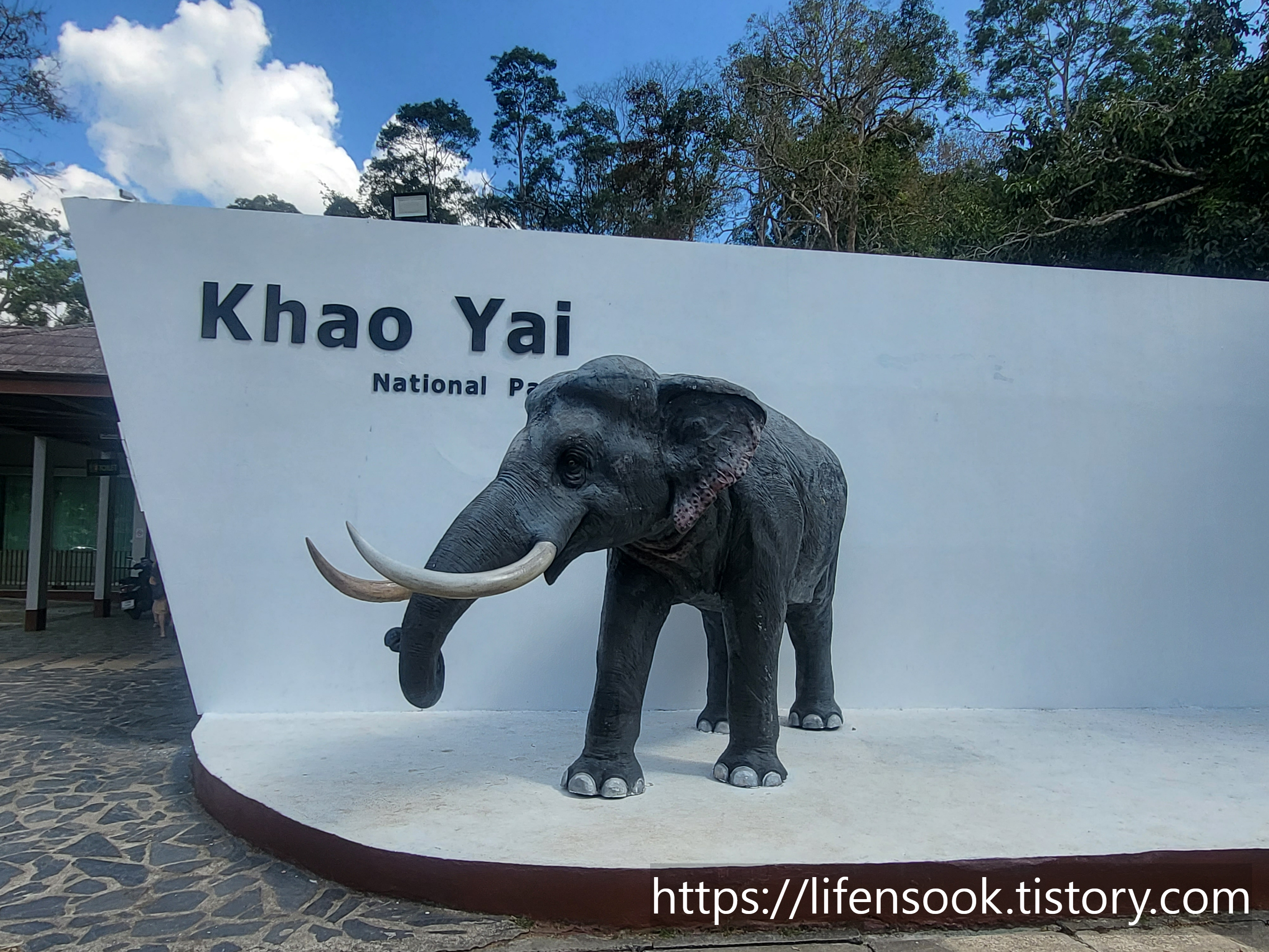 카오야이 국립공원 전시관 앞 코끼리