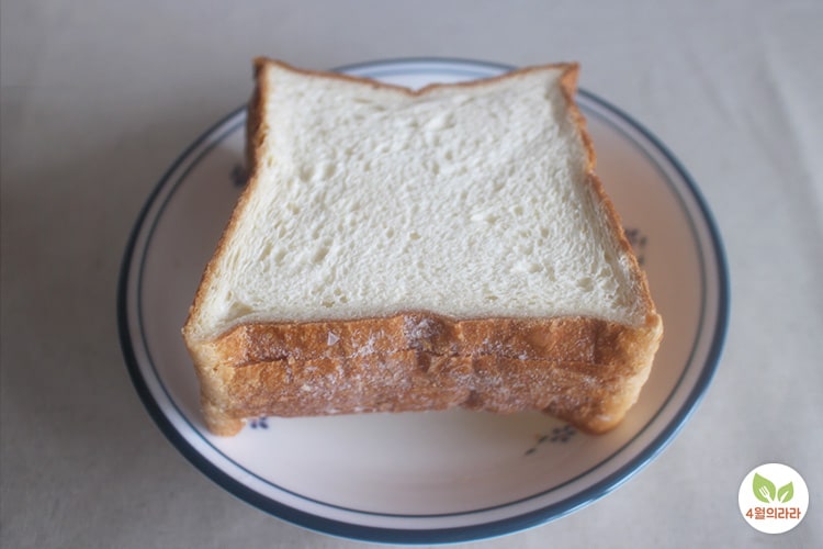 냉동된 식빵 4장 사진