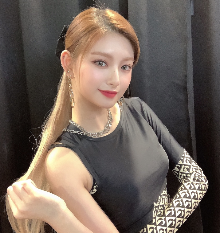  왕이런 몸매 키 몸무게 프로필 큰절논란