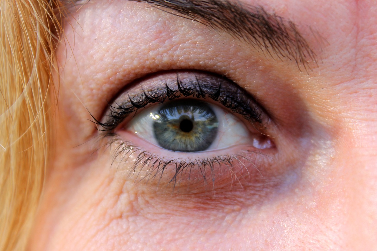 서양 여성의 오른쪽 눈을 확대하여 찍은 것으로&#44; 눈동자의 흰자가 충혈되어 있고&#44; 검은자에 흰색 줄이 있는 사진