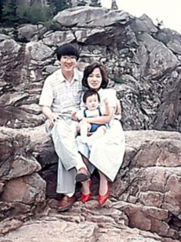 어느 돌 산에서 권성동과 부인과 아들이 젊은시절에 찍은 가족 사진