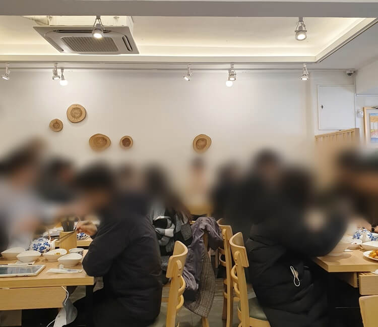 건대입구역-도삭면-맛집-답게-송화산시도삭면-테이블이-사람들로-가득-차-있다