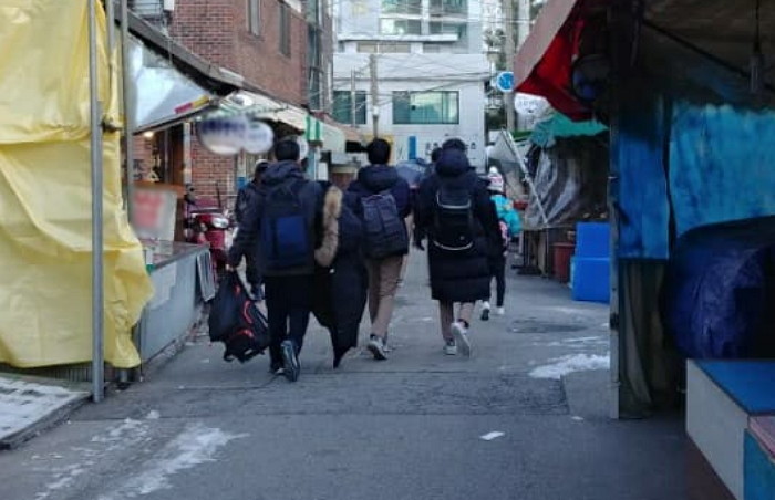 "청소년들이 혼자 사는 80대 할머니 집 문을 벽돌로 부수고… 잠시 후 신고로 경찰이 오고 중학생들이 무단 침입한 이유가 알려지자 모두가 오열하고 말았습니다.