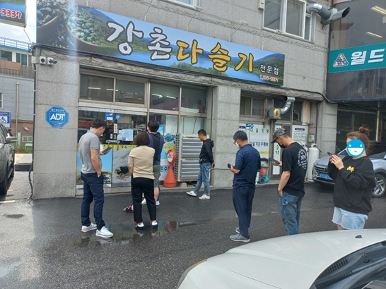 전주 여의동 맛집&#44; 강촌다슬기에 줄서 있는 모습