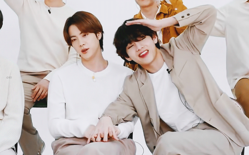  최근 살 빠지고 머리 기른 방탄소년단 진.jpg