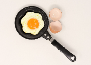 The Moment of Choice&#44; Delicious Fried Eggs! Soft-Boiled or Fully Cooked?