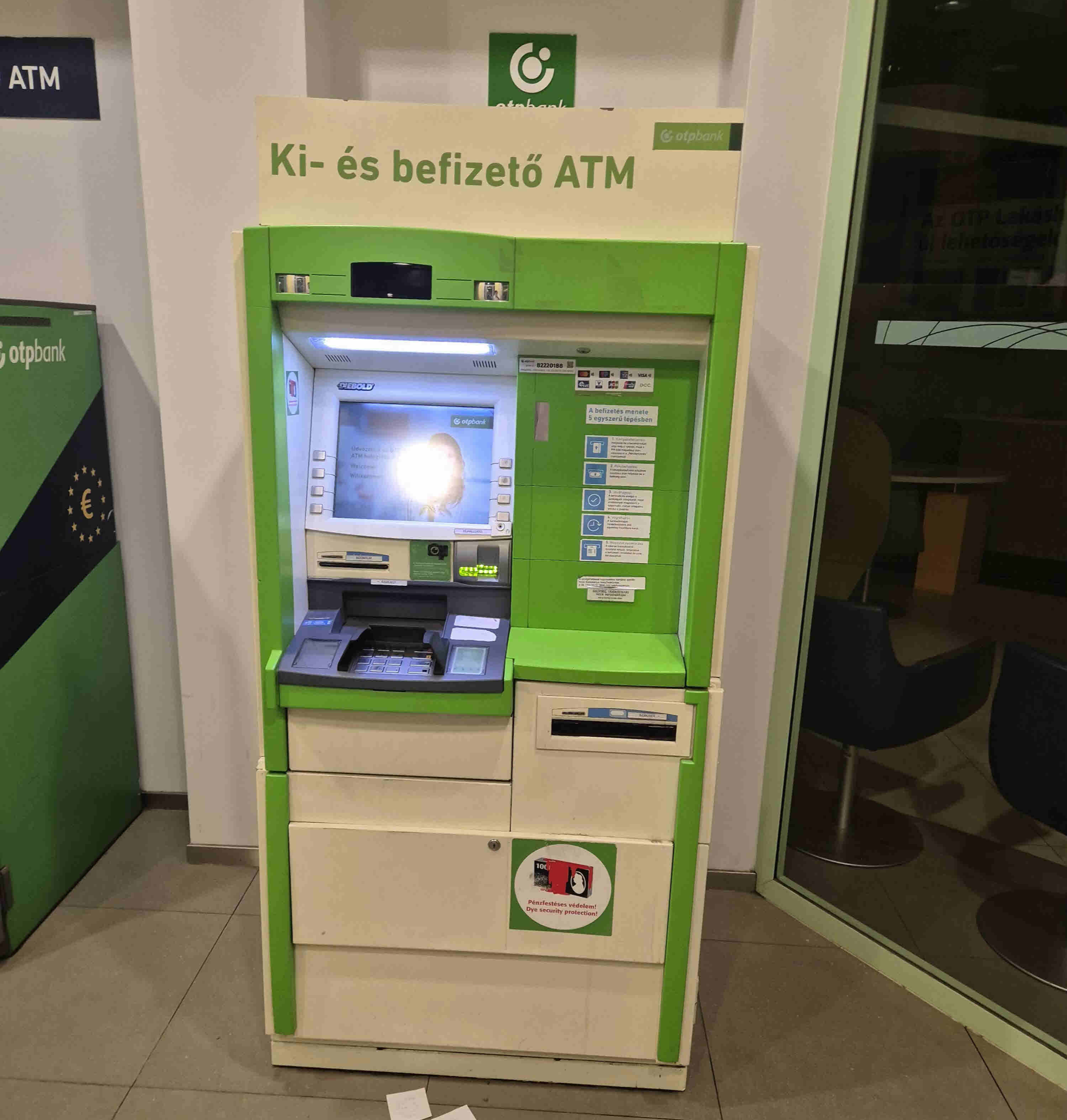 데아크 페렌츠 광장역 근처에 위치한 OTP Bank ATM 모습