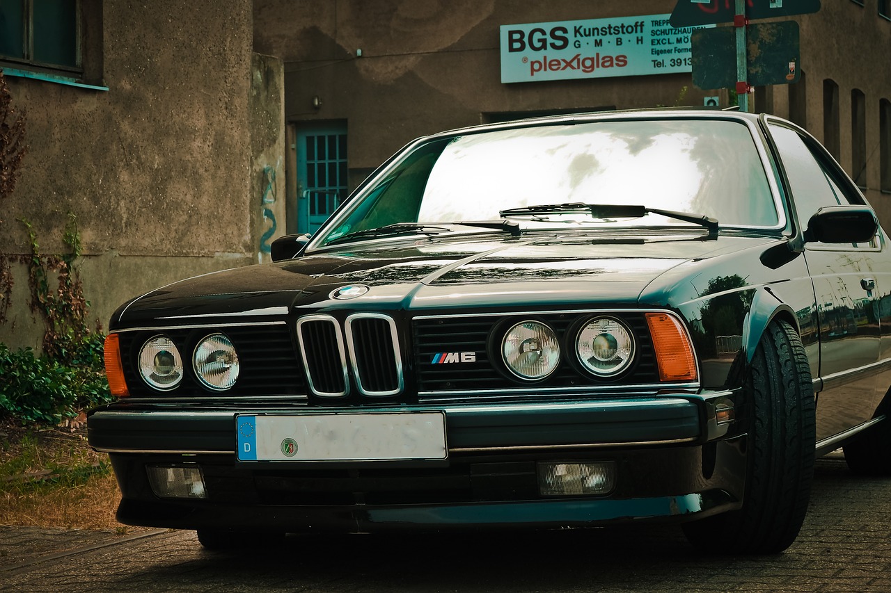 클래식한 디자인의 BMW M6