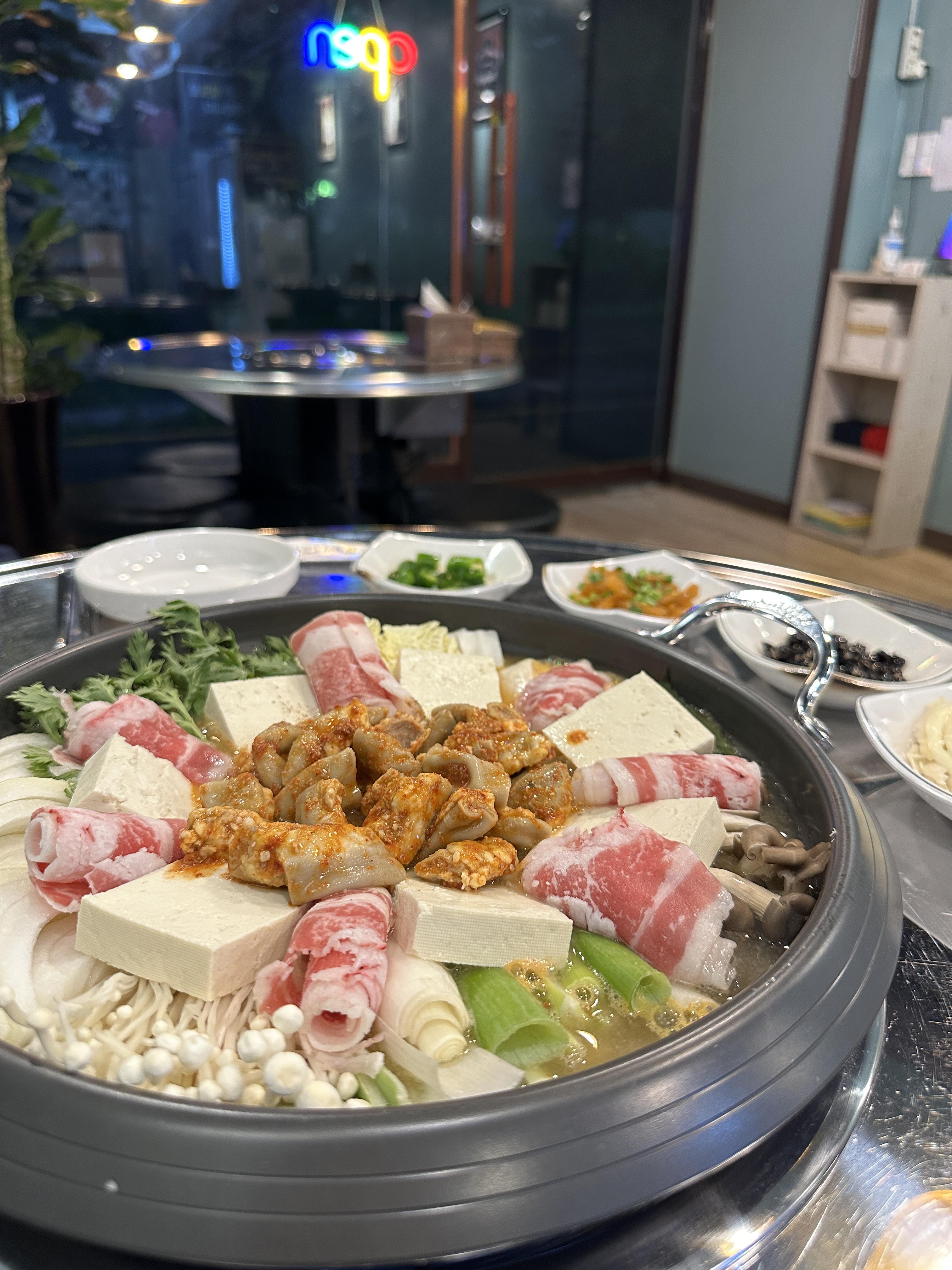  수원 인계동 곱창전골 맛집 : 인계식당 곱창전골, 육회에 소주 한잔