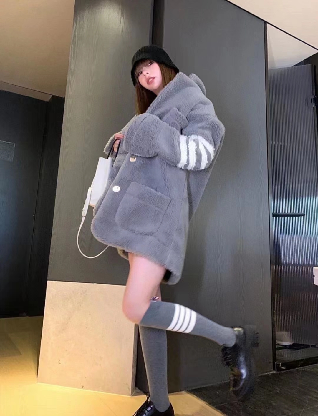  [THOM BROWNE] 톰브라운 미디엄 그레이 시어링 드롭 숄더 오버사이즈 코트 자켓 FBC680A06109035