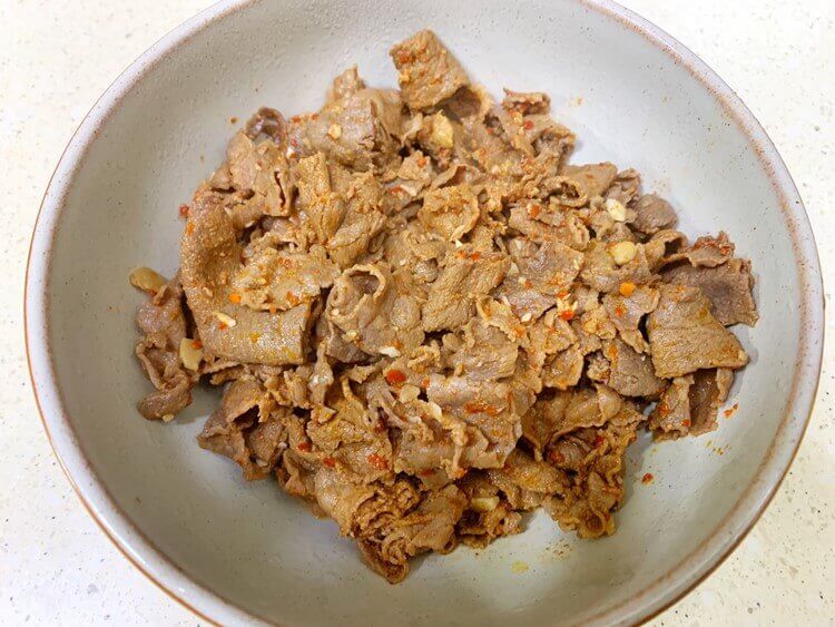 소고기 버섯전골-육수와 함께 끓인 고기 건저내기