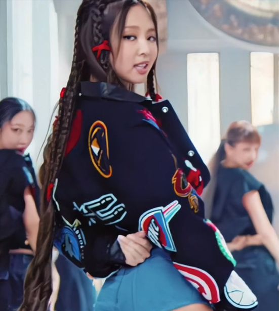  블랙핑크 제니와 지수 Pink Venom 뮤비에 숏 쇼츠 의상