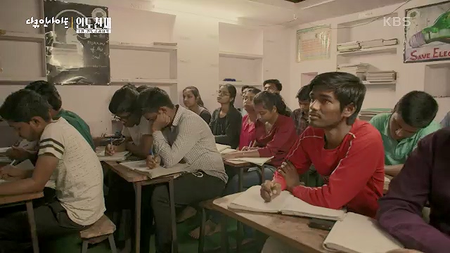 다큐 인사이트 - KBS인도 천재 - 1부 인도공과대학] 인도의 인구는 중국을 추월해 인구 1위 국가로 올라섰다.ts_20230508_202110.877.jpg