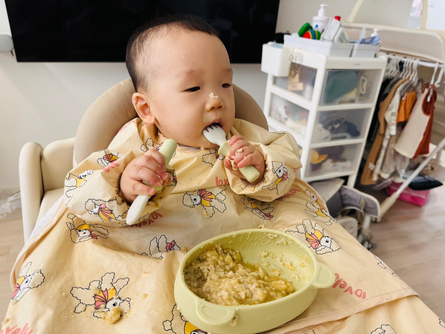 오트밀포리지를 떠먹으며 숟가락 사용 연습을 하는 찬솔이의 모습 