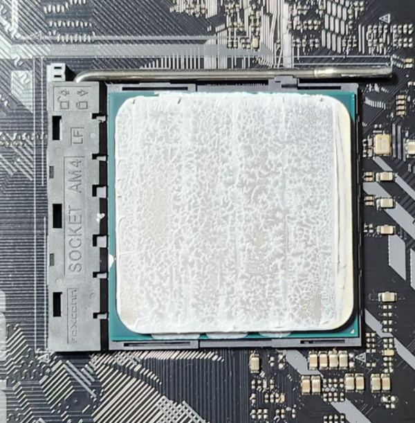 CPU를 메인보드에 장착한 사진