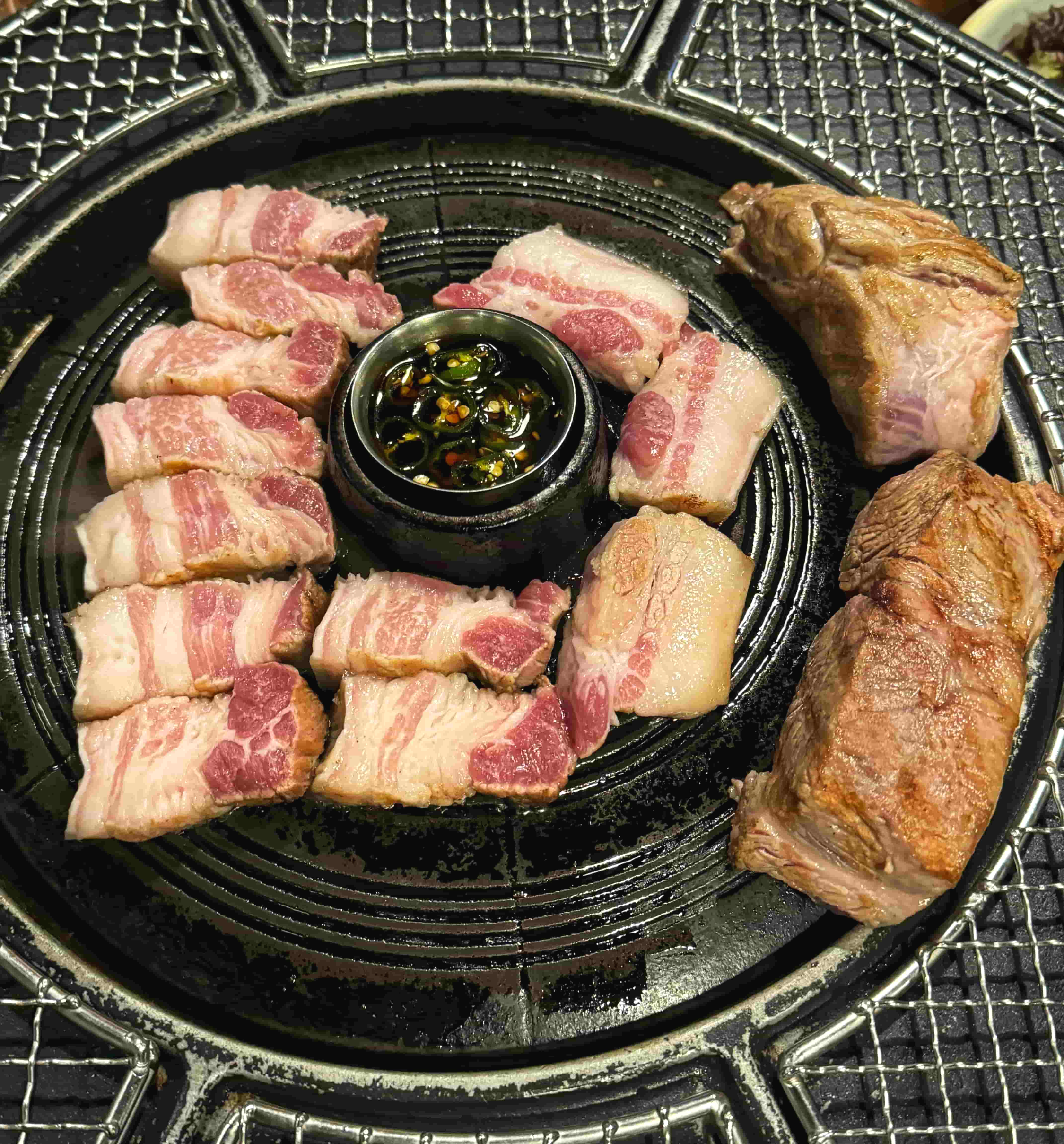 돈주는남자에서 주문한 근고기&amp;#44; 오겹살을 먼저 잘라서 굽고 있는 사진