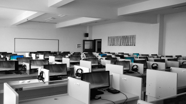 메타버스-세계관-Y세대-공부하는-모습비교-교실모습-많은-컴퓨터와-모니터의-교실
