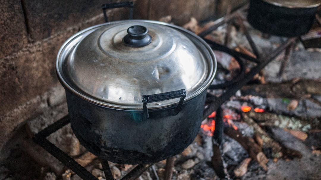 The most important noun in 꼬막 삶는 법 is boiling (or boil).