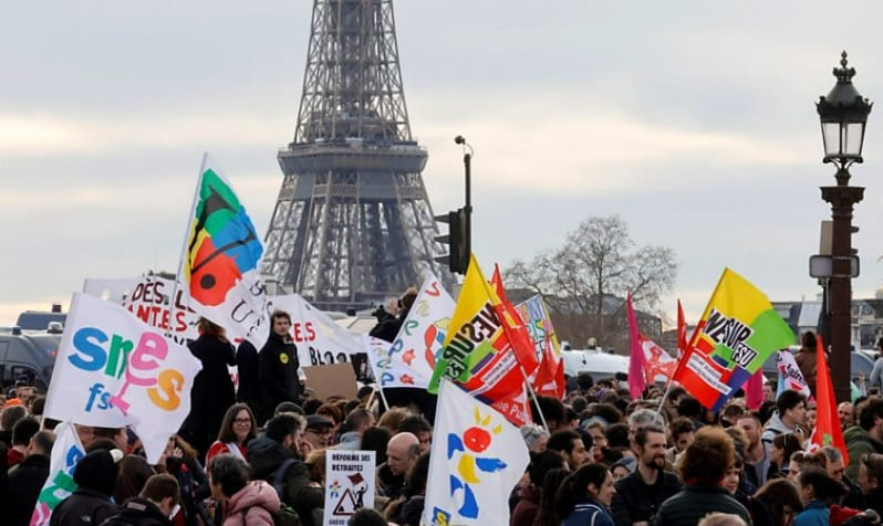 프랑스 연금&#44; 62세에서 64세로...한국도? France pension protests: Clashes after Macron orders rise in pension age without vote