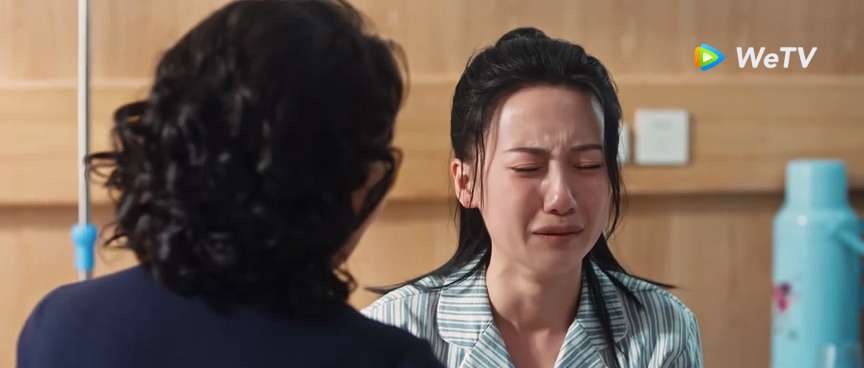 현실로-돌아오자-초군요-생각에-오열하는-소천천과-그런-그녀를-바라보는-엄마