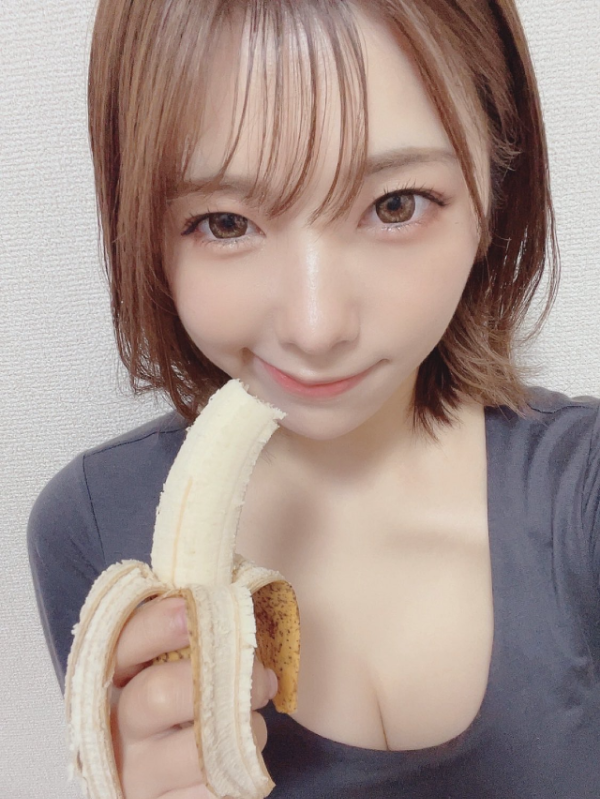 바나나를 먹는 츠바사 마이(Mai Tsubasa) 사진