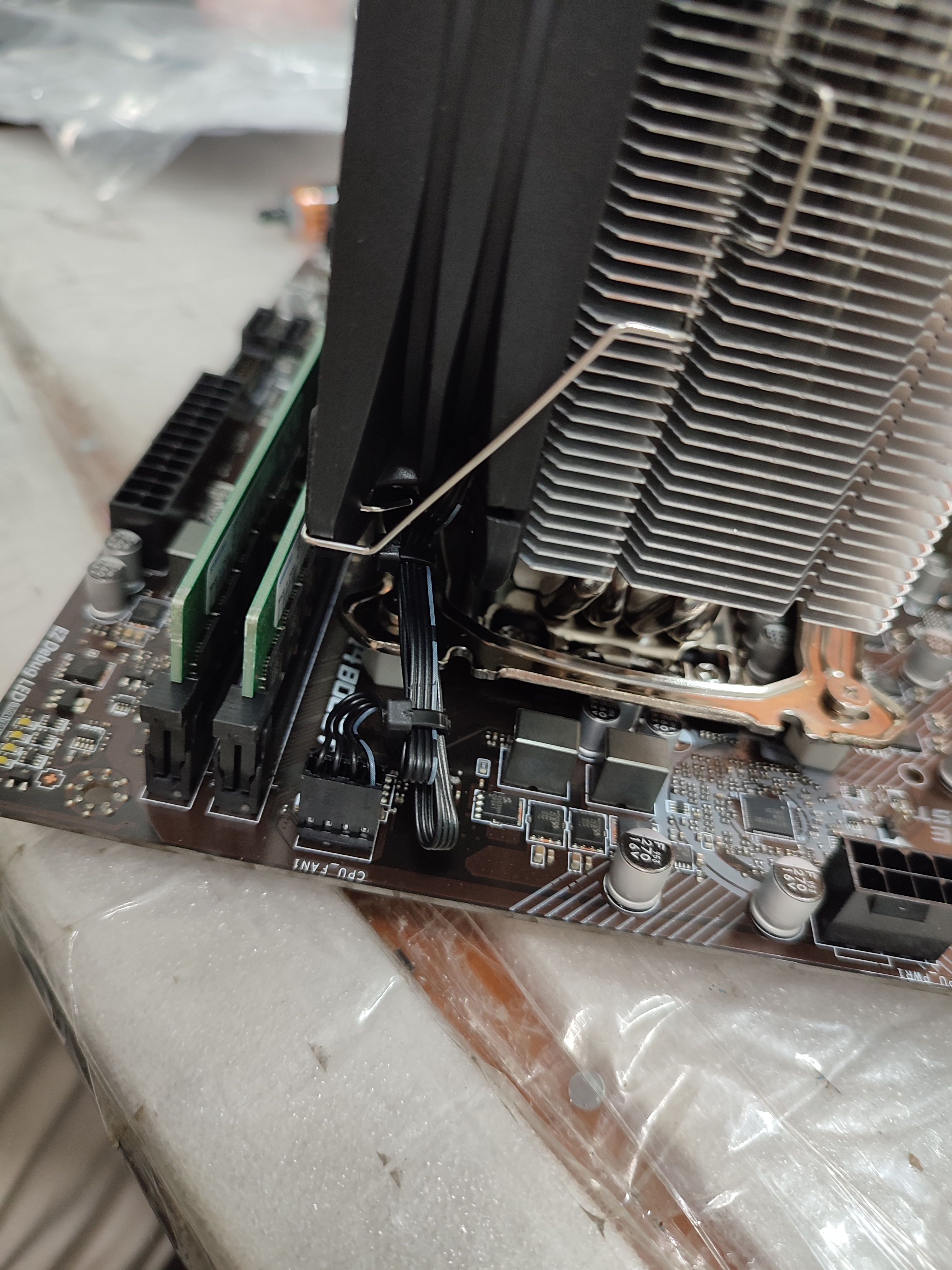 팬 전원을 메인보드 4핀 CPU 커넥터에 연결했습니다.