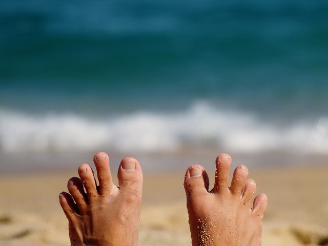 해변에서 발에게 휴식을 주고 있는 사진