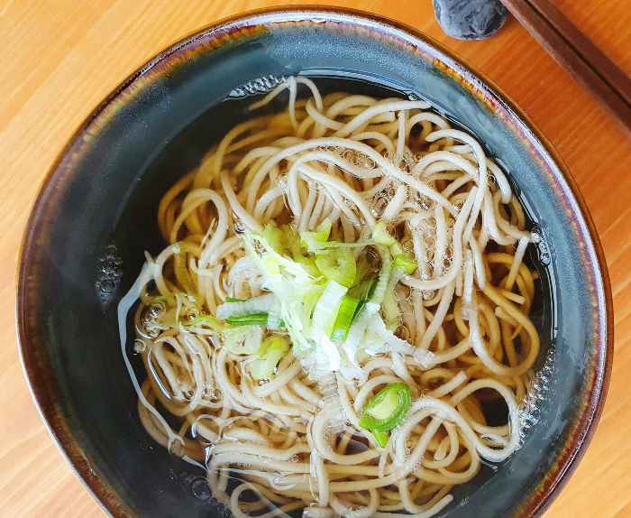  카케소바 일본 전통 음식 - 츠케멘에서 국물 음식으로 변신!