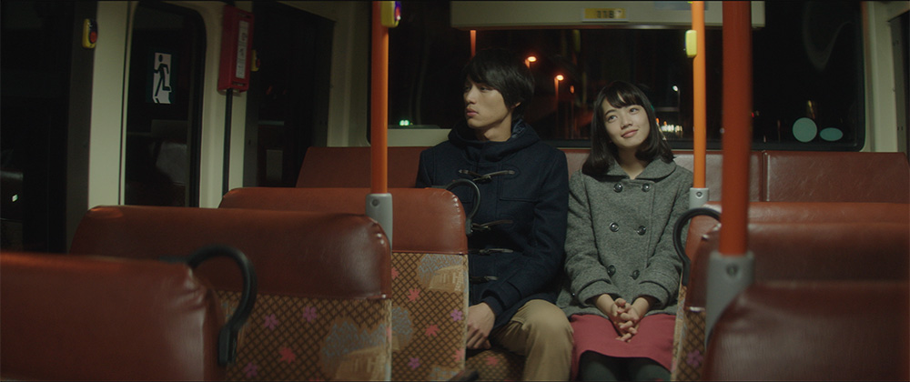나는 내일, 어제의 너와 만난다 영화에서 에미(고마츠 나나)와 타카토시(후쿠시 소타)가 같이 버스에 앉아서 가는 장면