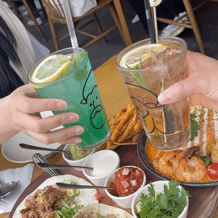 얼음잔을 부딪히고 있다
짠!