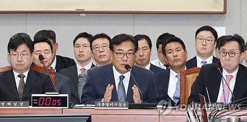 국회 운영위 출석한 대통령실 참모들
(서울=연합뉴스) 김주성 기자 = 정진석 대통령 비서실장(앞줄 왼쪽에서 세 번째)이 1일 국회에서 열린 운영위원회 전체회의에 출석해 위원들의 질의에 답하고 있다. 2024.7.1