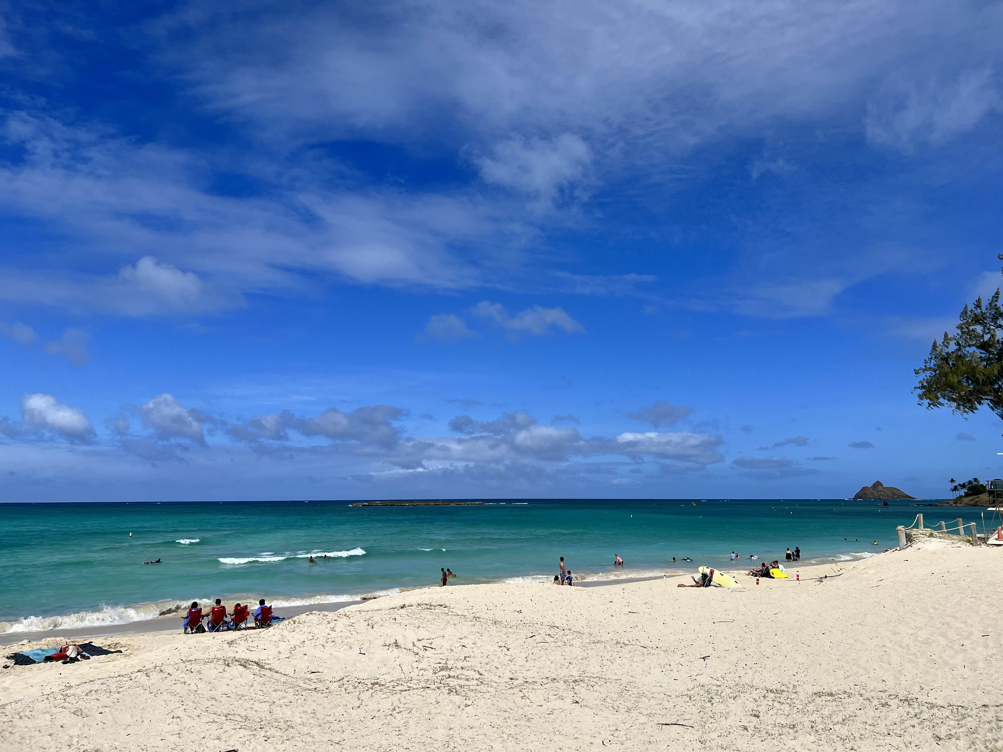 바다와 모래와 하늘 색이 멋진 카일루아 해변